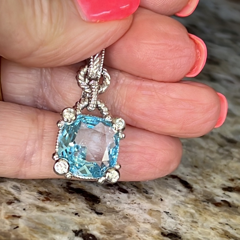Judith Ripka, 18 karat gold, diamond and blue topaz pendant - Picture 9 of 17